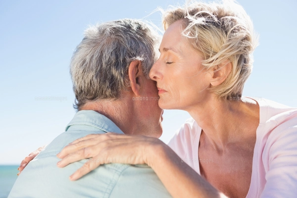 Senior woman hugging her partnerの写真素材 [FYI00002808] | ストックフォトの Qlean ...