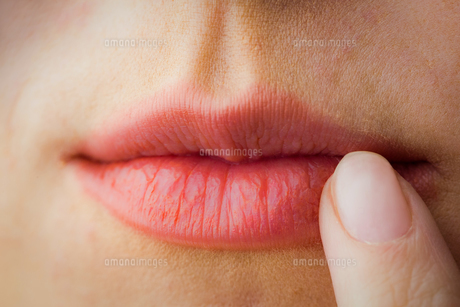 Woman pointing to her lipsの写真素材 [FYI00006680] | ストックフォトの Qlean Market ...