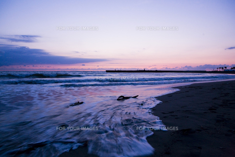 夜明けの浜辺 海の夜明けの写真素材 [FYI00043079] | ストックフォトの Qlean Market
