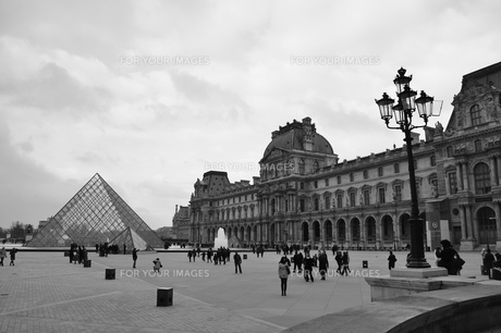 フランス パリ ルーブル美術館 モノクロの写真素材 [FYI00063487