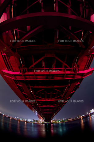 赤い神戸大橋の夜景（縦3）の写真素材 [FYI00089574] | ストックフォト
