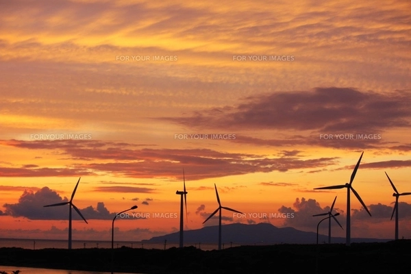 雄物川と風力発電の風車の夕景の写真素材 [FYI01734145] | ストック