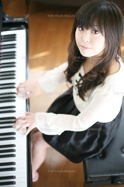 ピアノを弾く女性の写真素材 [FYI00186435] | ストックフォトの Qlean