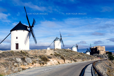 ラマンチャ地方の風車の写真素材 [FYI00302172] | ストックフォトの