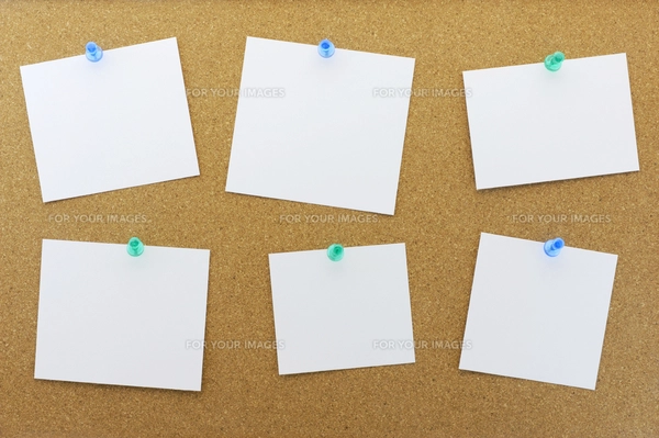 コルクボードに貼られたメッセージカードの写真素材 [FYI00311871