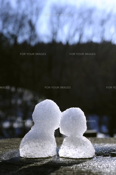 雪だるま 2つの写真素材 [FYI00311886] | ストックフォトの Qlean 