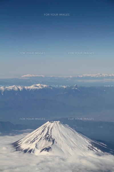 富士山と雲の写真 富士山と雲と日本アルプスの写真素材 [FYI00317881] | ストックフォト
