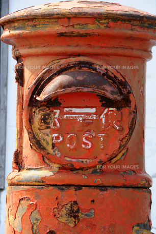 レトロ 赤い郵便ポスト 錆びた外観 レトロ 赤い郵便ポスト 錆びた外観