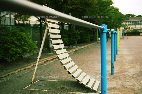 小学校の鉄棒逆上がりの写真素材 [FYI00332569] | ストックフォトの