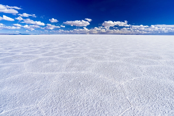 乾季のウユニ塩湖・塩の結晶の写真素材 [FYI00366441] | ストック