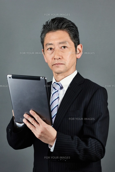 タブレットを使うビジネスマンの写真素材 [FYI00466907] | ストック
