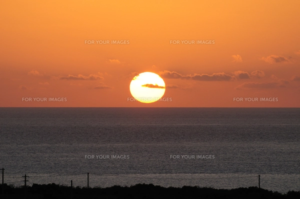 来間島 竜宮城展望台からの夕日の写真素材 [FYI00471127] | ストック
