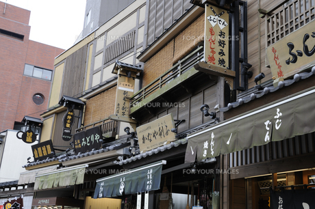 浅草・伝法院通りに並ぶ雰囲気ある看板の写真素材 [FYI00473635