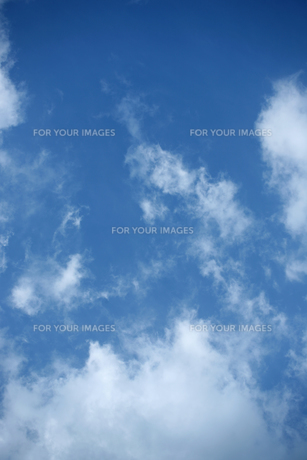 青空と白い雲（縦）の写真素材 [FYI00559484] | ストックフォトの