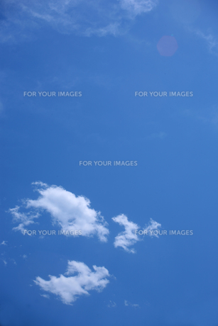 青空と白い雲（縦）の写真素材 [FYI00559485] | ストックフォトの