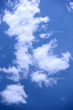 青空と白い雲（縦）の写真素材 [FYI00559486] | ストックフォトの