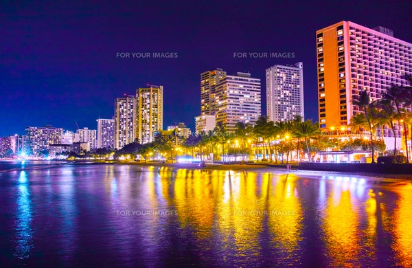 ハワイの美しい夜景 ハワイで1度は見て欲しい景色。タンタラスの丘からの夜景が絶景