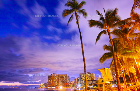 ハワイ ワイキキビーチの夜景の写真素材 [FYI00633165
