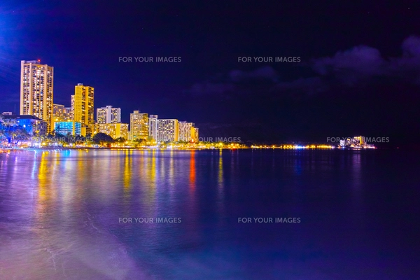 ハワイ ワイキキビーチの夜景の写真素材 [FYI00633166