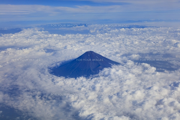 富士山 レンズ雲 風景写真 8月、夏、雲上の富士山の写真素材 [FYI00737086] | ストックフォトの