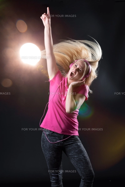 young couple practicing yogaの写真素材 [FYI00747500] | ストックフォトの Qlean Market ...