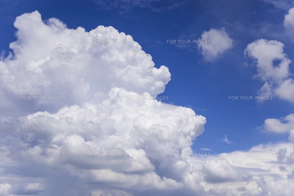 夏の空と入道雲の写真素材 [FYI01160635] | ストックフォトの Qlean