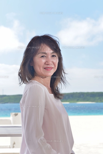 宮古島／冬のビーチでポートレート撮影の写真素材 [FYI01243303