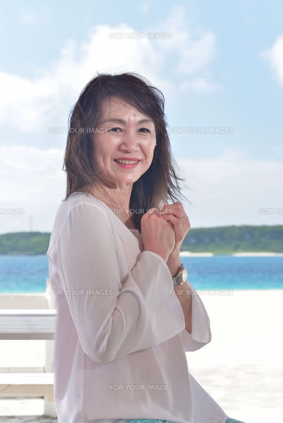 宮古島／冬のビーチでポートレート撮影の写真素材 [FYI01243303