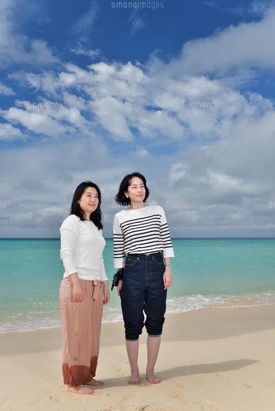 宮古島／冬のビーチでポートレート撮影の写真素材 [FYI01243303