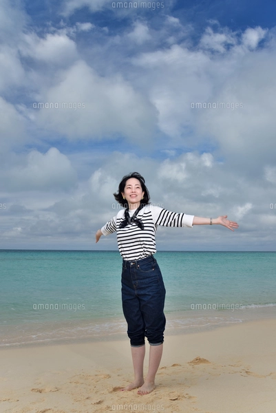 宮古島／冬のビーチでポートレート撮影の写真素材 [FYI01243303