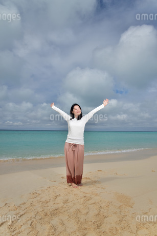 宮古島／冬のビーチでポートレート撮影の写真素材 [FYI01243295