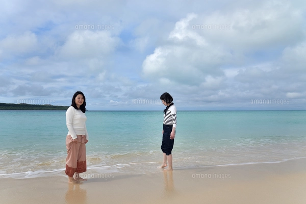 宮古島／冬のビーチでポートレート撮影の写真素材 [FYI01243303