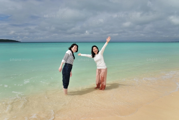 宮古島／冬のビーチでポートレート撮影の写真素材 [FYI01243295