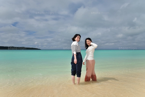 宮古島／冬のビーチでポートレート撮影の写真素材 [FYI01243303