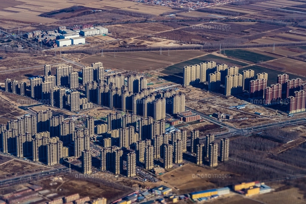 飛行機から見える中国・北京の住宅街の写真素材 [FYI01257802