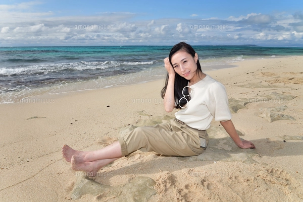 宮古島／ビーチでポートレート撮影の写真素材 [FYI01267706