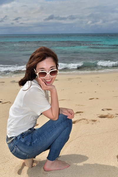 宮古島／ビーチでポートレート撮影の写真素材 [FYI01268384