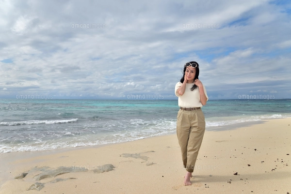 宮古島／ビーチでポートレート撮影の写真素材 [FYI01268384