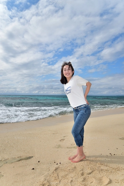宮古島／ビーチでポートレート撮影の写真素材 [FYI01269402