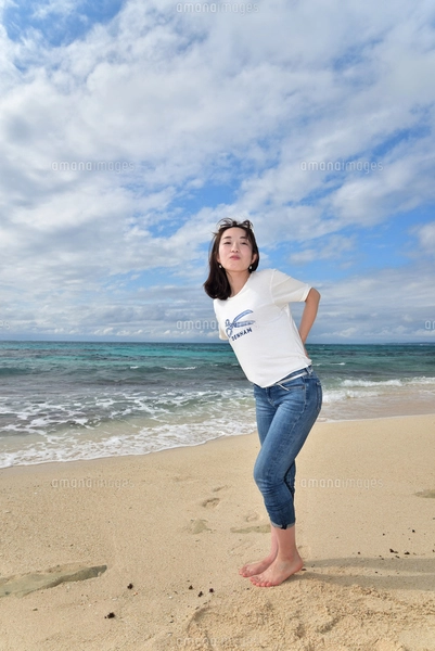宮古島／ビーチでポートレート撮影の写真素材 [FYI01269402
