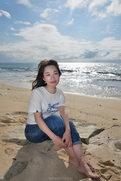 宮古島／ビーチでポートレート撮影の写真素材 [FYI01271115