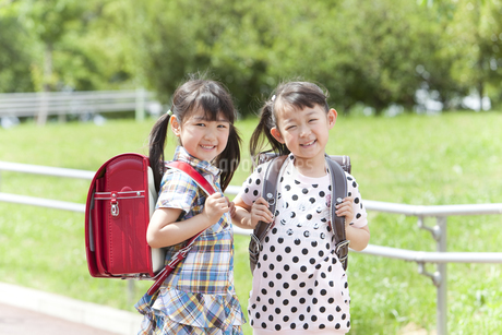 ランドセルを背負っている小学生の女の子2人の写真素材 [FYI01288200