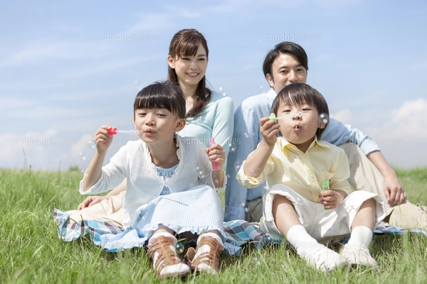 シャボン玉親子 シャボン玉で遊ぶ家族4人の写真素材 [FYI01328050] | ストック
