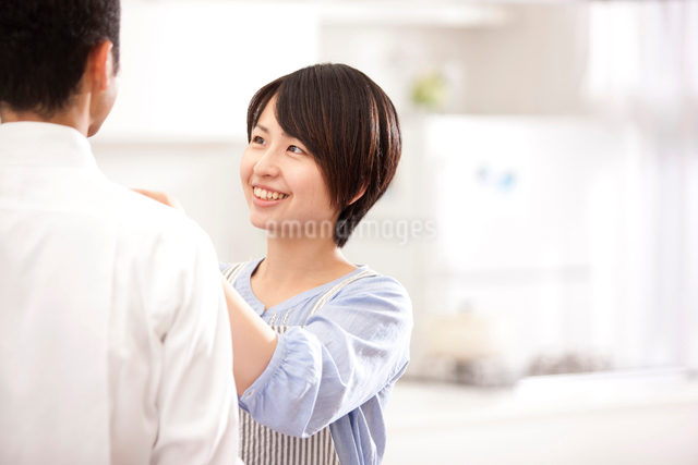 男性のネクタイをしめる日本人女性の写真素材 [FYI01456044] | ストックフォトの Qlean Market（キュリンマーケット）