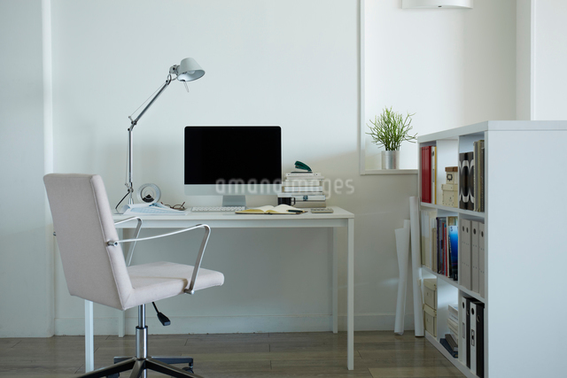 白い部屋に置かれた白い机と本棚の写真素材 [FYI01459725] | ストック 