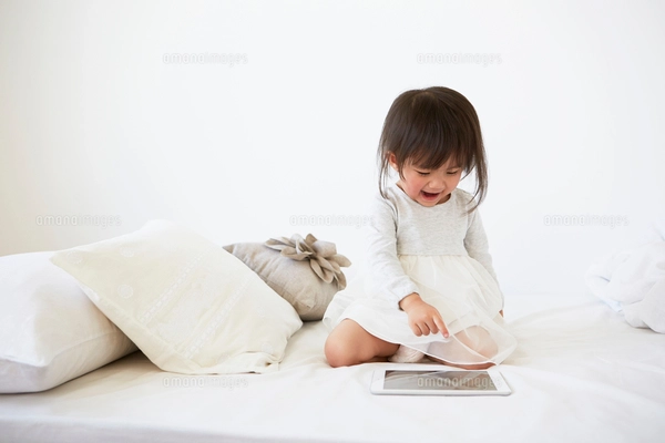 ベッドの上で暴れる赤ちゃんの写真素材 [FYI01465559] | ストック