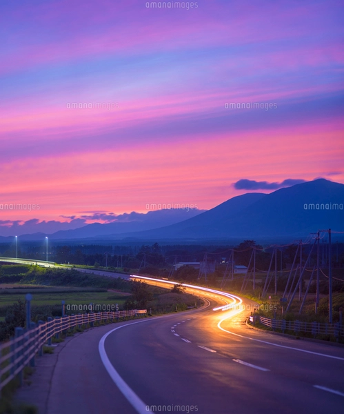 北海道 十勝平野 点景 広大な畑と青空 の写真素材 [FYI01472702