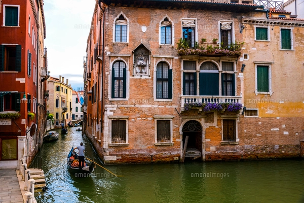 ヴェネツィア 運河を行くゴンドラと街並みの写真素材 [FYI01493549