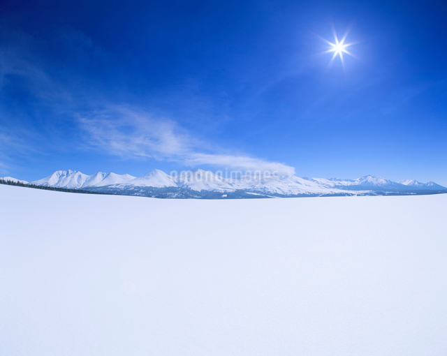 雪原と十勝連峰と太陽 美瑛町 北海道の写真素材 [FYI01525102