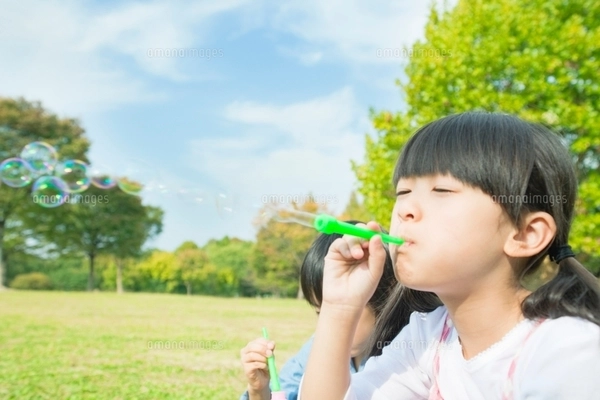 シャボン玉親子 シャボン玉で遊ぶ親子[07900003364]の写真・イラスト素材｜アマナ